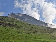 23 Prima ed unica vista sul Pizzo Arera che per pochi minuti si scrolla di dosso le nuvole mattiniere